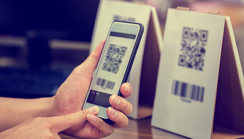 Pessoa lendo QR Code para ganhar pontos