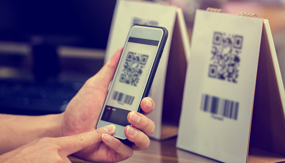Pessoa lendo QR Code para ganhar pontos